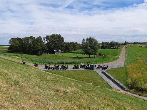 De motoren onder aan de dijk